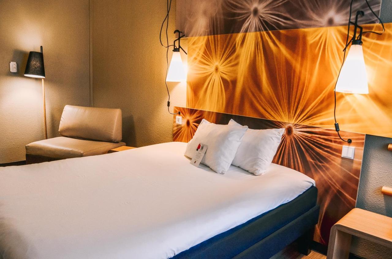 Standard Room with One Double Bed and One Single Bed,925697836:JPEG